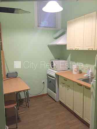 Земля в собственности, деревянный дом, фасадный дом, благоустроенный озеленённый Рига