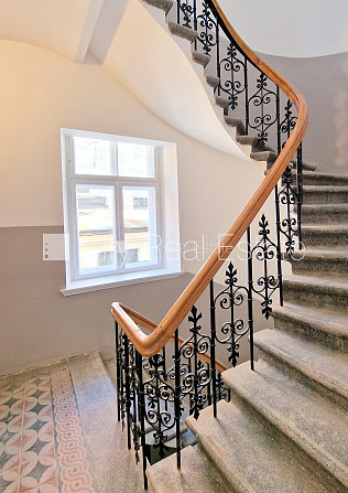 Фасадный дом, реновированный дом, закрытый двор, вход с улицы, лестничная клетка Рига - изображение 13