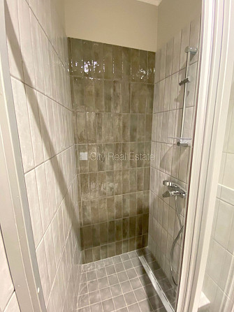 Фасадный дом, реновированный дом, закрытый двор, вход с улицы, лестничная клетка Рига - изображение 9