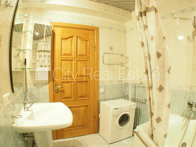 Фасадный дом, благоустроенная озеленённая территория, место для машины, вход со Рига - изображение 11