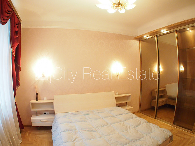 Фасадный дом, благоустроенная озеленённая территория, место для машины, вход со Рига - изображение 7