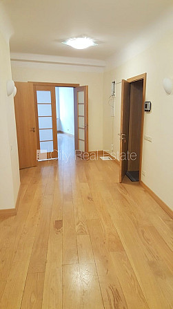 Фасадный дом, реновированный дом, вход с улицы, лифт, лестничная клетка после Рига - изображение 7