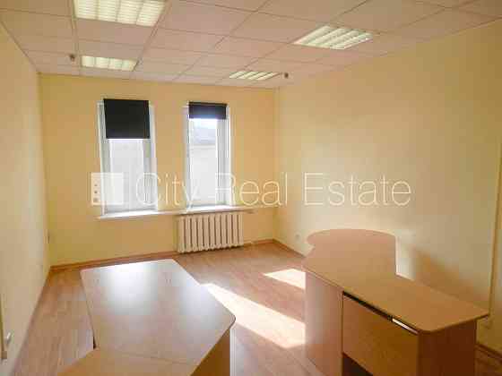 Фасадный дом, реновированный дом, вход с улицы, лифт, лестничная клетка после Рига