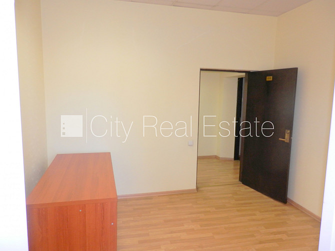 Фасадный дом, реновированный дом, вход с улицы, лифт, лестничная клетка после Рига - изображение 8