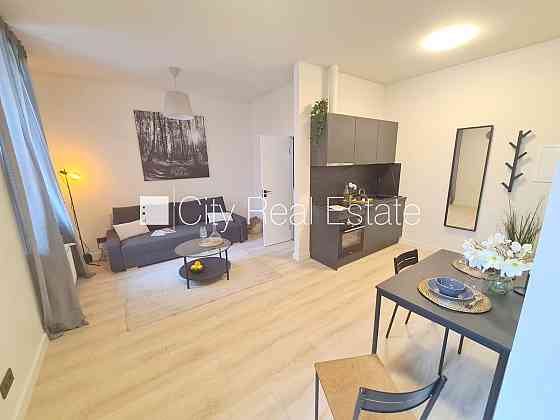 Фасадный дом, реновированный дом, закрытый двор, вход с улицы и со двора, Рига