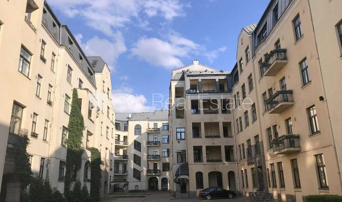 Pagalma māja, renovēta māja, labiekārtots apzaļumots pagalms, teritorijas iebrauktuves vārti Rīga - foto 16