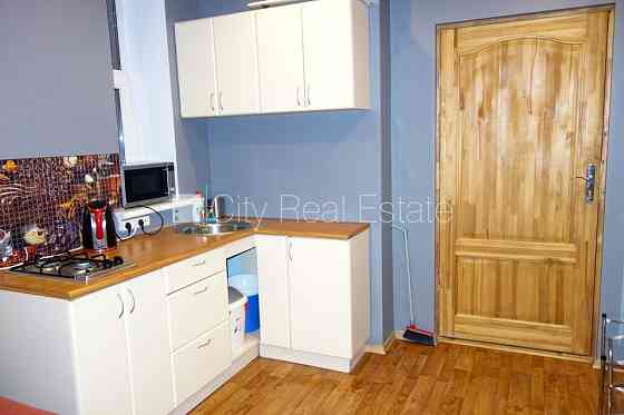 Дом во дворе, реновированный дом, вход со двора, окна выходят во двор, количество Rīga