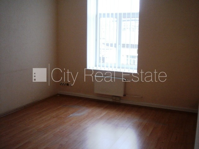 Фасадный дом, реставрированный дом, вход с улицы и со двора, лифт, изолированные Рига - изображение 6