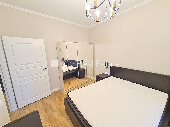 Фасадный дом, реновированный дом, вход с улицы, лестничная клетка после Рига - изображение 2