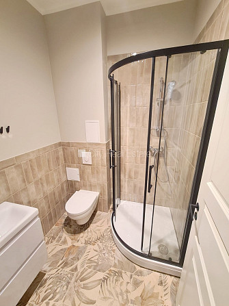 Фасадный дом, реновированный дом, вход с улицы, лестничная клетка после Рига - изображение 10