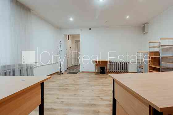 Фасадный дом, реновированный дом, вход с улицы, окна выходят во двор, система Рига