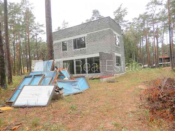 Таунхаус, новостройка, территория обнесена деревянным забором, охраняемая Юрмала