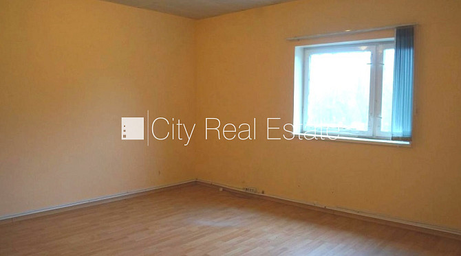 Закрытая территория, территория обнесена бетонным забором, высота въездных Рига - изображение 12