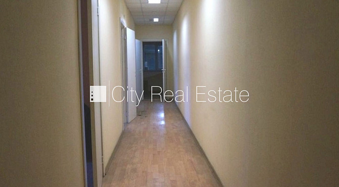 Закрытая территория, территория обнесена бетонным забором, высота въездных Рига - изображение 7