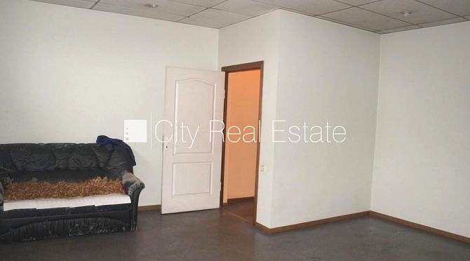 Закрытая территория, территория обнесена бетонным забором, высота въездных Рига - изображение 9