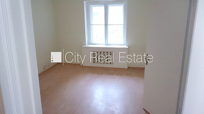 Фасадный дом, реновированный дом, вход с улицы, бельэтаж, лифт, лестничная клетка Рига - изображение 10