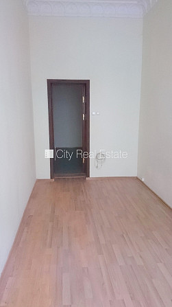 Фасадный дом, реновированный дом, вход с улицы, бельэтаж, лифт, лестничная клетка Рига - изображение 7