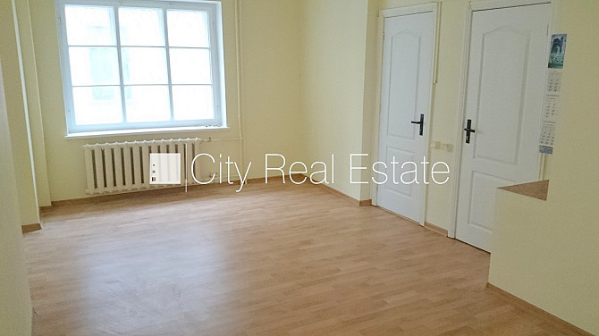 Фасадный дом, реновированный дом, вход с улицы, бельэтаж, лифт, лестничная клетка Рига - изображение 1