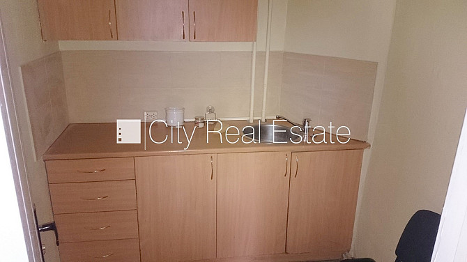 Фасадный дом, реновированный дом, вход с улицы, бельэтаж, лифт, лестничная клетка Рига - изображение 14