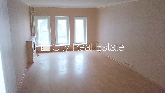 Фасадный дом, реновированный дом, вход с улицы, бельэтаж, лифт, лестничная клетка Рига - изображение 9