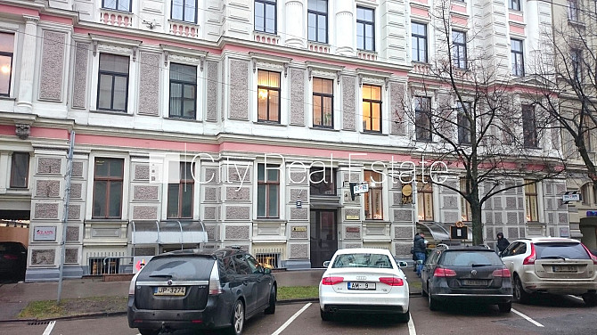 Фасадный дом, реновированный дом, вход с улицы, бельэтаж, лифт, лестничная клетка Рига - изображение 17