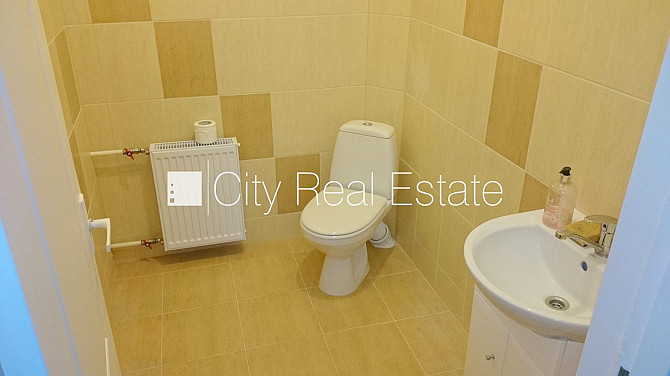 Фасадный дом, реновированный дом, вход с улицы, бельэтаж, лифт, лестничная клетка Рига - изображение 15