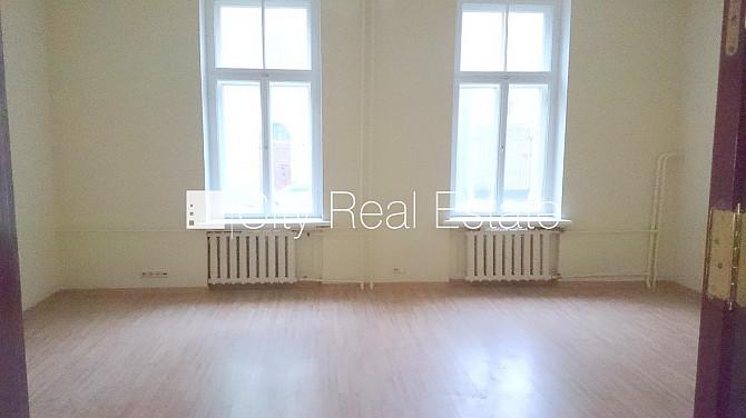 Фасадный дом, реновированный дом, вход с улицы, бельэтаж, лифт, лестничная клетка Рига - изображение 4