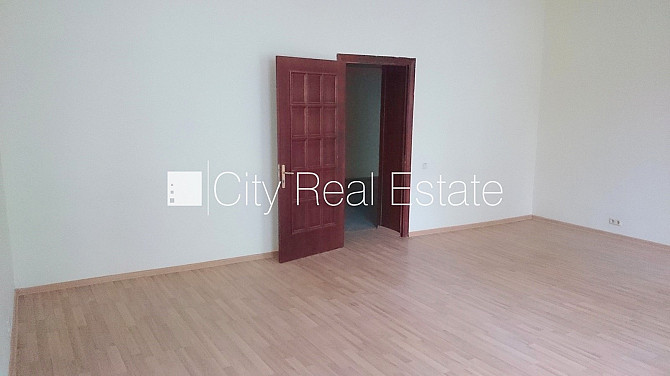 Фасадный дом, реновированный дом, вход с улицы, бельэтаж, лифт, лестничная клетка Рига - изображение 8