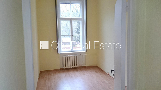 Фасадный дом, реновированный дом, вход с улицы, бельэтаж, лифт, лестничная клетка Рига - изображение 3