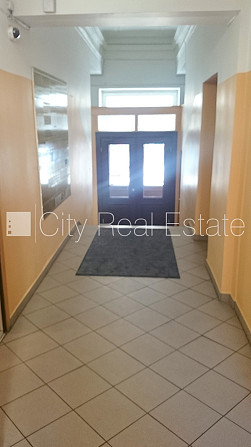 Фасадный дом, реновированный дом, вход с улицы, лестничная клетка после Рига - изображение 8