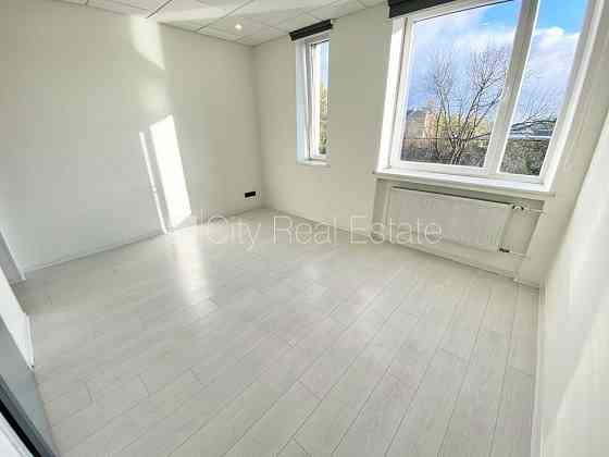 Фасадный дом, реновированный дом, закрытый двор, вход с улицы, лифт, лестничная Рига