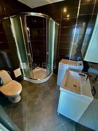 Фасадный дом, реновированный дом, закрытый двор, вход с улицы, лифт, лестничная Рига