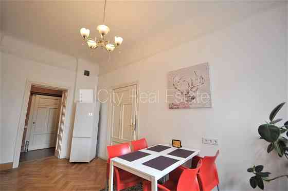 Фасадный дом, реновированный дом, закрытый двор, вход с улицы, лифт, лестничная Рига