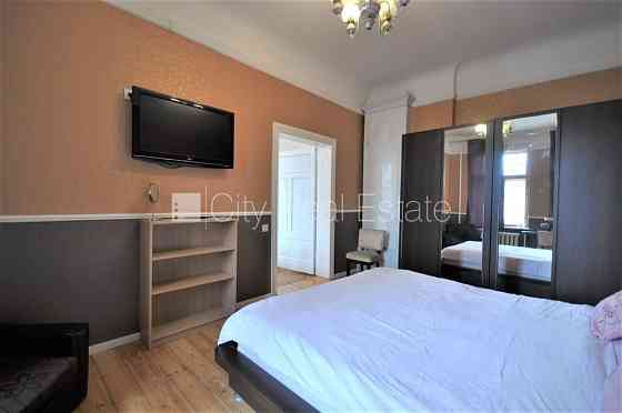 Фасадный дом, реновированный дом, закрытый двор, вход с улицы, лифт, лестничная Рига