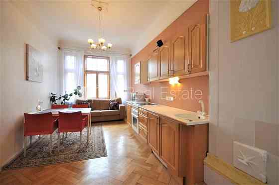 Фасадный дом, реновированный дом, закрытый двор, вход с улицы, лифт, лестничная Рига