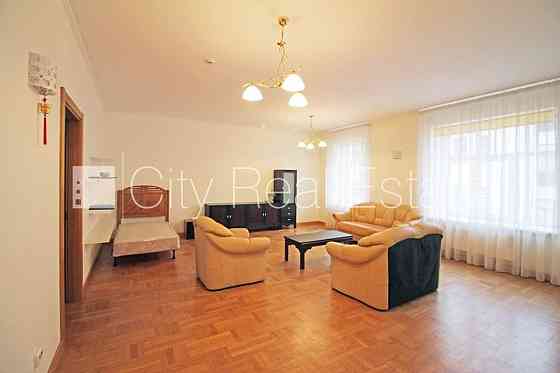 Фасадный дом, реновированный дом, закрытый двор, лифт, лестничная клетка после Рига