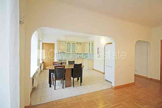 Фасадный дом, реновированный дом, закрытый двор, лифт, лестничная клетка после Рига