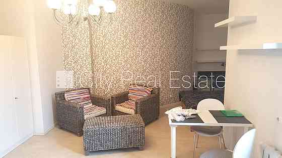 Фасадный дом, лифт, лестничная клетка после косметического ремонта, студио, кухня Рига