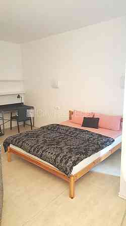 Фасадный дом, лифт, лестничная клетка после косметического ремонта, студио, кухня Рига