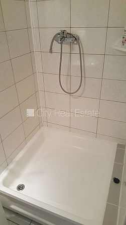 Фасадный дом, лифт, лестничная клетка после косметического ремонта, студио, кухня Рига - изображение 16