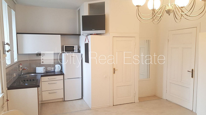 Фасадный дом, лифт, лестничная клетка после косметического ремонта, студио, кухня Рига - изображение 11