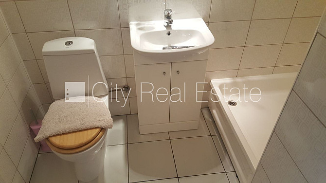 Фасадный дом, лифт, лестничная клетка после косметического ремонта, студио, кухня Рига - изображение 15