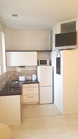 Фасадный дом, лифт, лестничная клетка после косметического ремонта, студио, кухня Рига - изображение 12