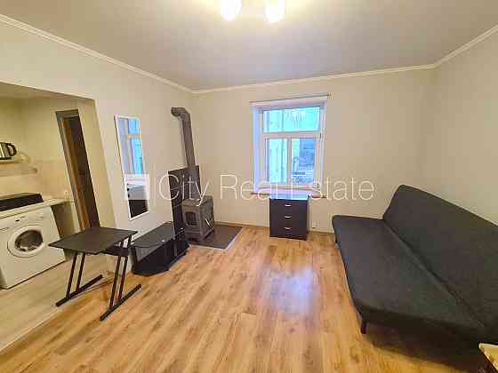 Фасадный дом, вход с улицы, окна выходят во двор, изолированная комната 18 м2, Рига