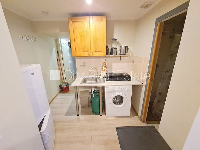 Фасадный дом, вход с улицы, окна выходят во двор, изолированная комната 18 м2, Рига - изображение 12