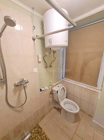 Фасадный дом, вход с улицы, окна выходят во двор, изолированная комната 18 м2, Рига - изображение 14