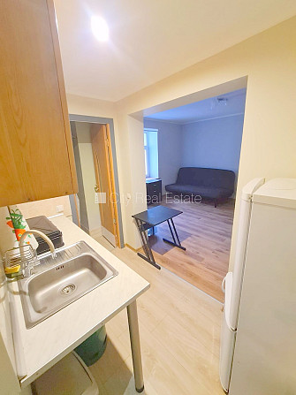 Фасадный дом, вход с улицы, окна выходят во двор, изолированная комната 18 м2, Рига - изображение 9