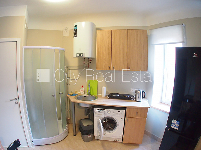 Фасадный дом, вход с улицы, окна выходят во двор, студио, кухня объединена с Рига - изображение 10