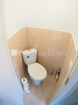 Фасадный дом, вход с улицы, окна выходят во двор, студио, кухня объединена с Рига - изображение 11