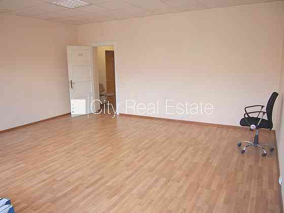 Фасадный дом, реновированный дом, вход с улицы, лестничная клетка после Рига